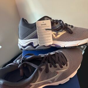 Mizuno Purple and Gray Athletic Shoes